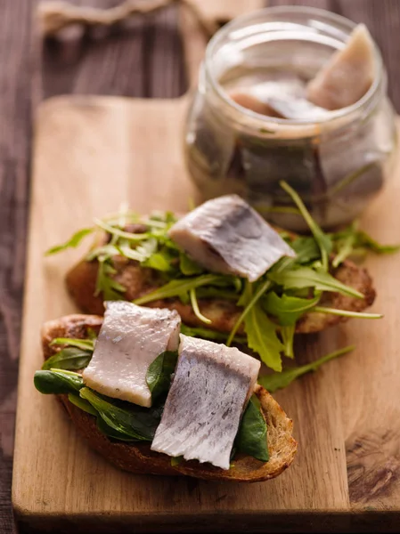 Sandwich de arenque (smorrebrod tradicional danés) en jabalí de corte — Foto de Stock