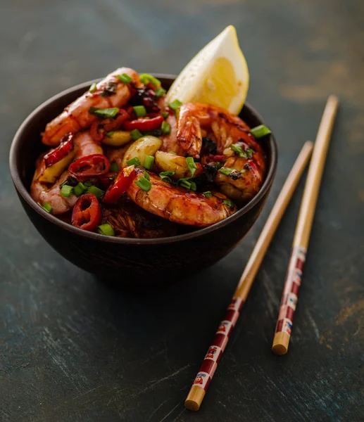 Grote gegrilde garnalen van de Bbq met zoete chili saus, groene ui en — Stockfoto