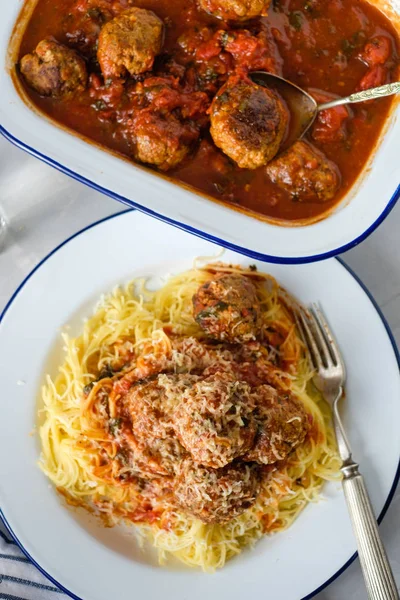 Deliciosas bolas de carne caseras en salsa de tomate con espaguetis. Para — Foto de Stock