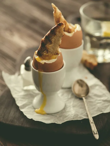 Ovo de galinha cozido macio para o café da manhã, com torrada . — Fotografia de Stock