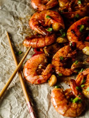 Büyük Izgara Barbekü karides olmayan tatlı biber sosu, yeşil soğan ve