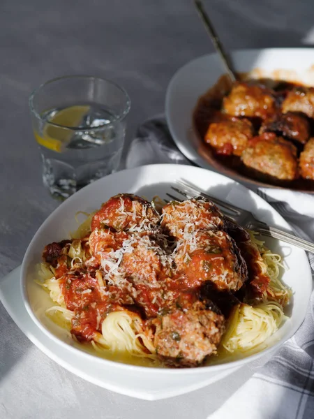 Deliciosas bolas de carne caseras en salsa de tomate con espaguetis . — Foto de Stock