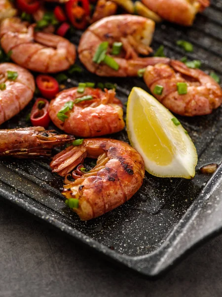 Camarones grandes a la parrilla barbacoa con salsa de chile dulce, cebolla verde y — Foto de Stock