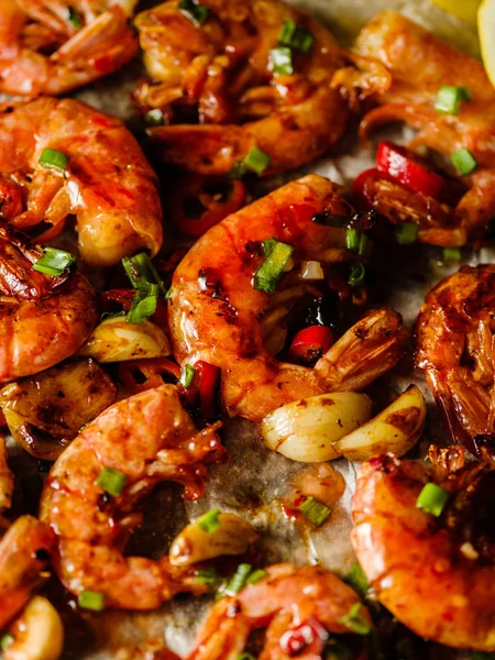 Primer plano de camarones grandes barbacoa a la parrilla con salsa de chile dulce, gree — Foto de Stock