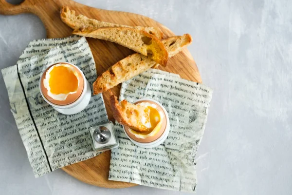 Мягкое вареное куриное яйцо на завтрак, с тостами . — стоковое фото