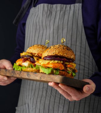 Tavuk burger ananas ile. Bir tepsi ile bir ch erkekler ellerini tutun