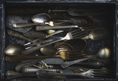 Eski kaşık, çatal ve bıçaklar, vintage tarzı.