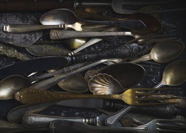 Eski kaşık, çatal ve bıçaklar, vintage tarzı.