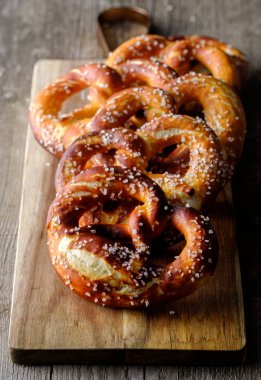 Taze pişmiş ev yapımı yumuşak pretzel tuz rustik ahşap t ile