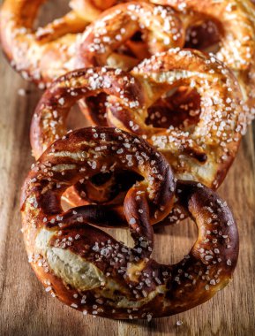 Taze pişmiş ev yapımı yumuşak pretzel tuz rustik ahşap t ile