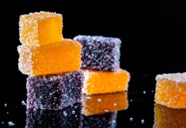 Taze sulu lezzetli ev yapımı siyah bir zemin üzerine marmelat.