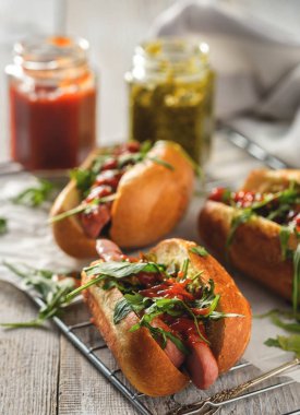 Roka ve Bayraklı iki direkli gulet ile ev yapımı buns lezzetli taze sosis