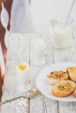 Haşlanmış yumurta, süt ve kızarmış ekmek Kahvaltı.