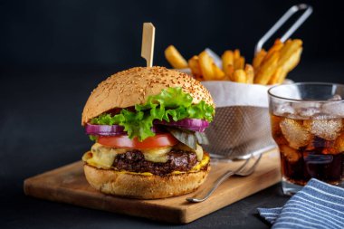 Lezzetli ızgara biftek burger marul, peynir ve soğan ile servis 