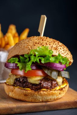 Lezzetli ızgara biftek burger marul, peynir ve soğan ile servis 