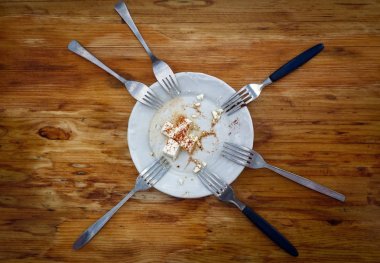 Üstten Görünüm beyaz peynir, 6 çatal kalıntıları ile bir tabakta. M