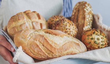 Ekmek ürün yelpazesine elinde baker, yatay afiş, c