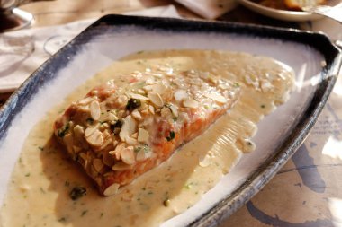 Somon krema sos ve fındık ile.