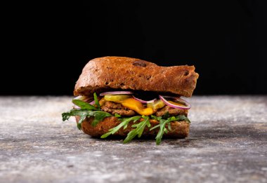 Sandviç tavuk, soğan, yeşillik ve turşu ile