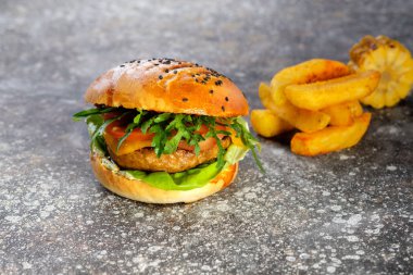 Taze sulu lezzetli ev yapımı hamburger. Hamburger eti ve f