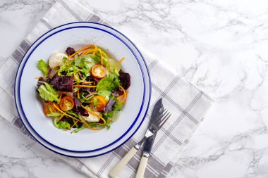 Sağlıklı gıda. Taze salata domates, peynir ve Yeşiller, üstten görünüm. 