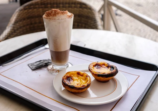 Pastel de nata e café no café Pasteis de Belem em Lisboa, Pó — Fotografia de Stock