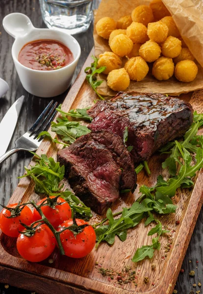 Steak sappig lekkere gegrilde ossenhaas geserveerd met tomaten en kaas — Stockfoto