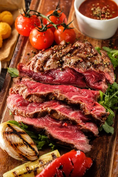 Saftige mittlere seltene geschnittene gegrillte Filetsteak mit Tomaten serviert — Stockfoto