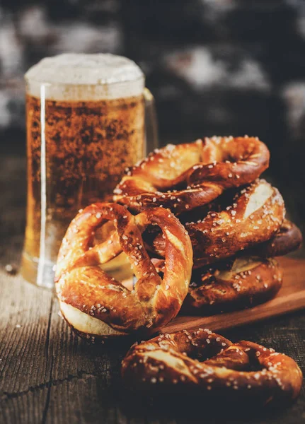 Frisch gebackene hausgemachte weiche Brezel mit Salz auf rustikalem Holz — Stockfoto