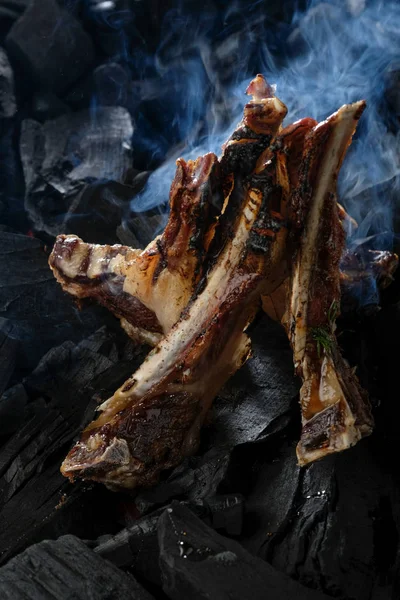 Lam ribben op de kolen. Lamsrack — Stockfoto