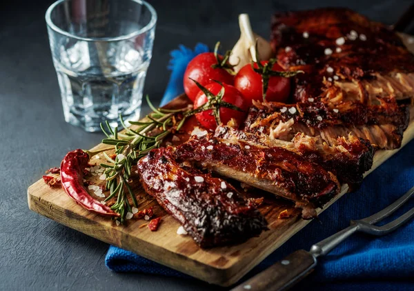 Deliciosas costelas grelhadas temperadas com um molho picante e — Fotografia de Stock