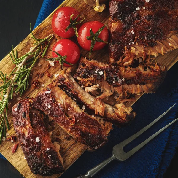 Heerlijk gebarbecued ribben gekruid met een pittige basting saus en — Stockfoto