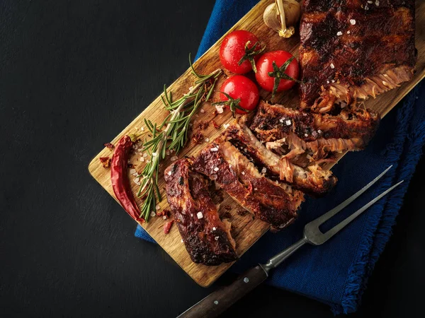 Deliciosas costelas grelhadas temperadas com um molho picante e — Fotografia de Stock