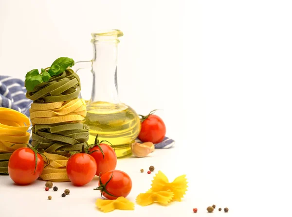 Italian Pasta with tomatoes, olive oil, basil, garlic and pepper — Stock Photo, Image