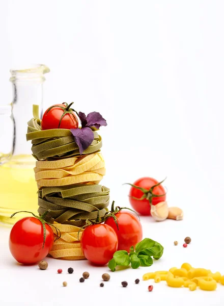이탈리아 파스타와 토마토, 올리브 오일, 바 질, 마늘, 후추 — 스톡 사진