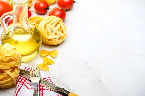 Pasta italiana con pomodori e olio d'oliva su fondo bianco . — Foto Stock