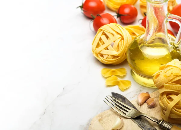 Pasta italiana con pomodori, olio, basilico, aglio e pepe — Foto Stock