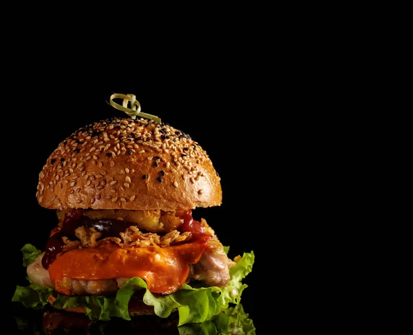 Sabrosa hamburguesa casera de pollo a la parrilla con lechuga, queso, anan — Foto de Stock