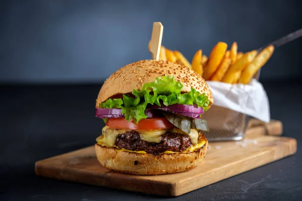 Вкусный гамбургер из говядины с салатом, сыром и луком — стоковое фото