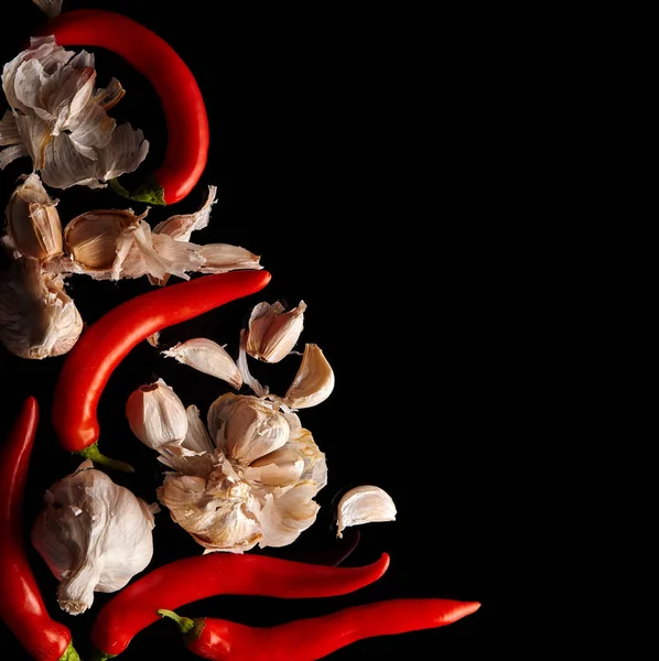 黑色表面的大蒜和红辣椒, 顶部视图 — 图库照片
