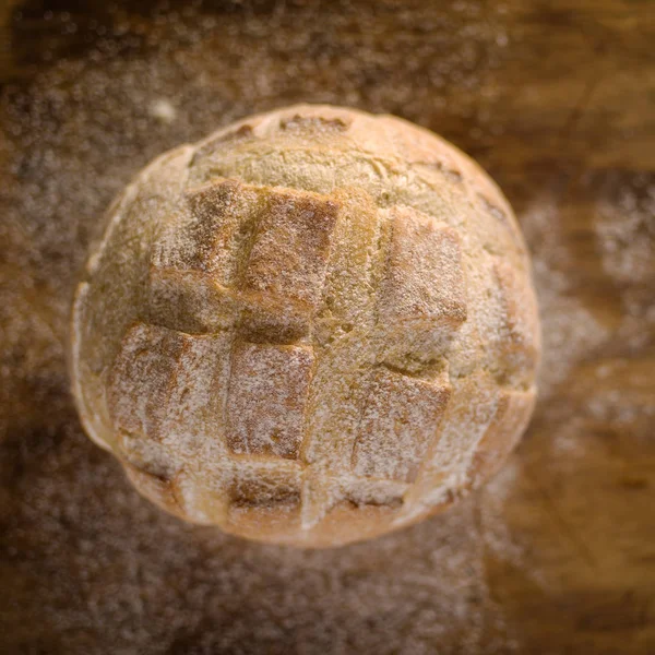 Pão redondo fresco caseiro, vista superior. Profundidade de campo rasa — Fotografia de Stock