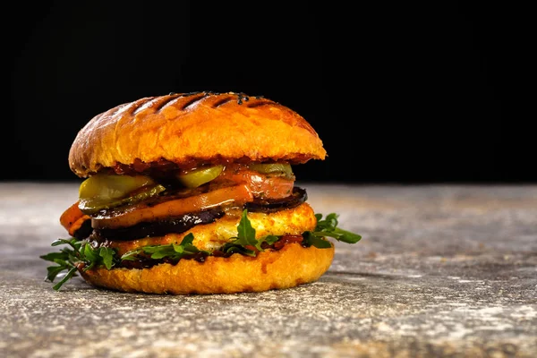 Hambúrguer caseiro delicioso e suculento fresco. Hambúrguer com carne e f — Fotografia de Stock