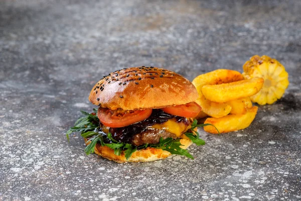 Свіжий соковитий смачний домашній бургер. Гамбургер з м'ясом і ф — стокове фото