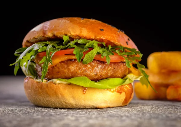 Čerstvé šťavnaté lahodné domácí burger. Hamburger s masem a f — Stock fotografie