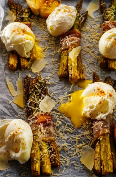 Gotowany szparagi w boczku z jajkiem, grzankami i parmezanem Sery żółte — Zdjęcie stockowe