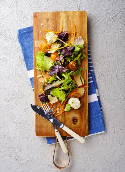 Makanan sehat. Tomat salad segar, keju dan sayuran, pemandangan atas . — Stok Foto