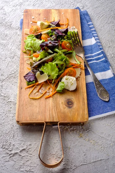 Une nourriture saine. Salade fraîche tomate, fromage et légumes verts, vue sur le dessus . — Photo