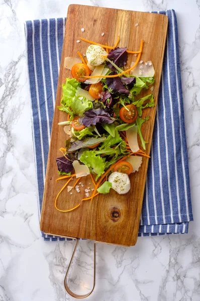 Makanan sehat. Tomat salad segar, keju dan sayuran, pemandangan atas . — Stok Foto