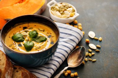 Fesleğen yaprakları ile lezzetli ev yapımı kabak çorbası.