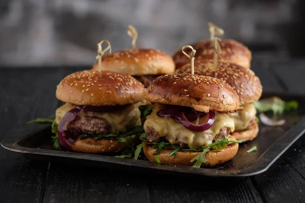 Zelfgemaakte sappige hamburgers met rundvlees, kaas en gekarameliseerde uien — Stockfoto